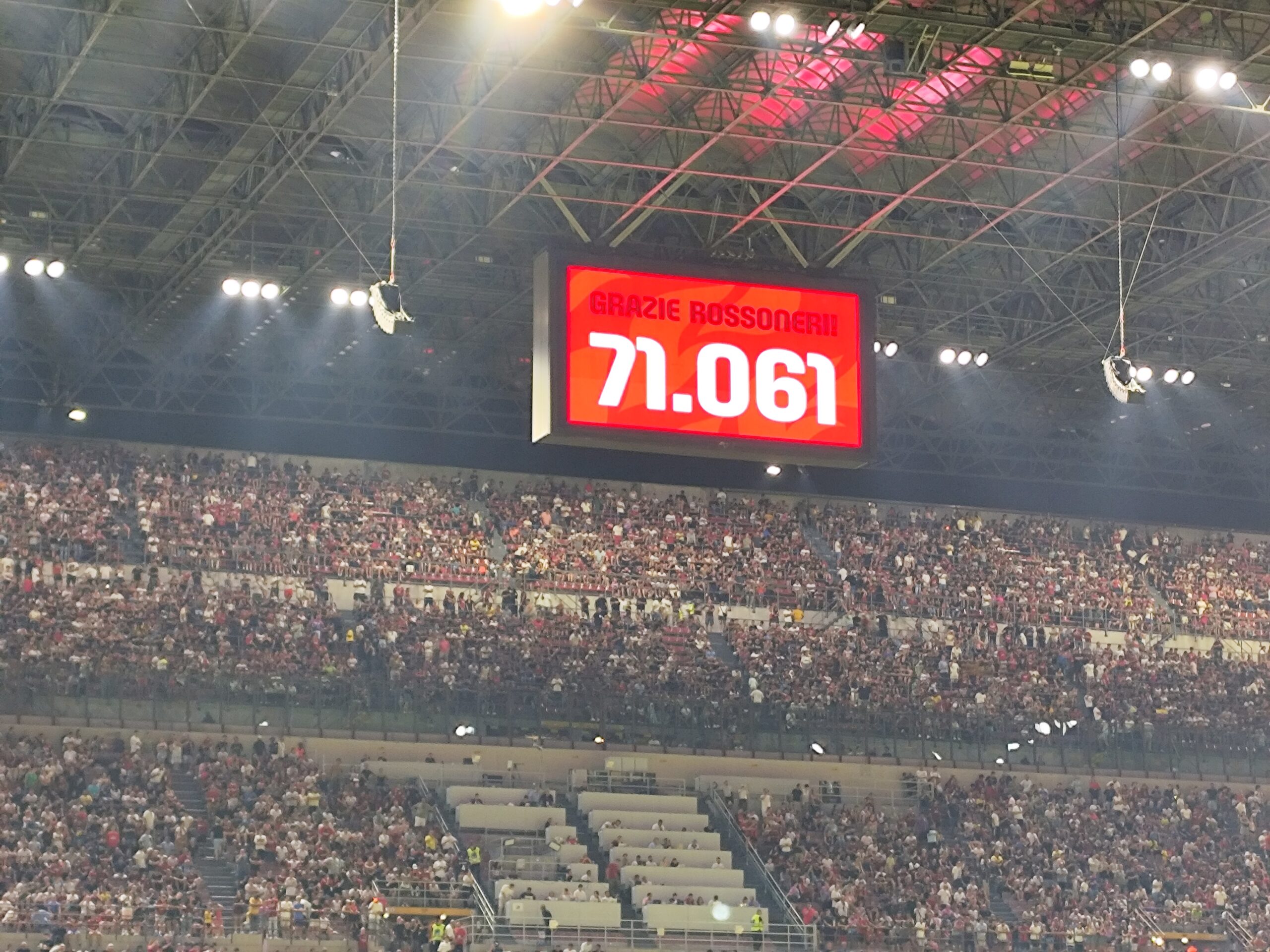 La Curva Sud fa scena muta: il modello americano si fa strada a San Siro. Riflessi e riflessioni.