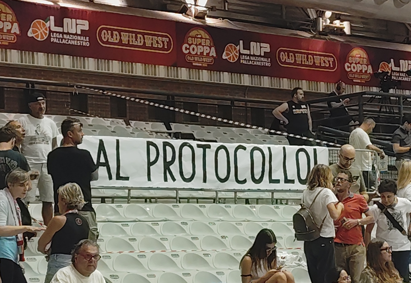 “No al protocollo” lo striscione dei tifosi del Basket contro le restrizioni